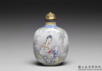 图片[2]-Copper-body painted enamel snuff bottle with a mother-and-child design in an willow-and-swallow spring scene, Qing dynasty, Qianlong reign (1736-1795)-China Archive